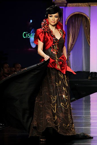 Raden Sirait Syukur Tiada Akhir, Bahagia Tiada Ujung. Jakarta Fashion & Food Festival 2012 at Ballroom Hotel Harris. Kelapa Gading. Jakarta. [Foto: Mohammad Abduh/Wolipop]