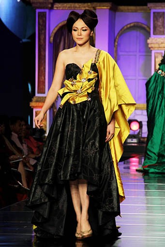 Raden Sirait Syukur Tiada Akhir, Bahagia Tiada Ujung. Jakarta Fashion & Food Festival 2012 at Ballroom Hotel Harris. Kelapa Gading. Jakarta. [Foto: Mohammad Abduh/Wolipop]