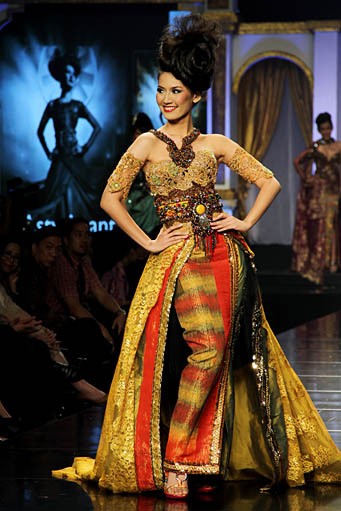 Raden Sirait Syukur Tiada Akhir, Bahagia Tiada Ujung. Jakarta Fashion & Food Festival 2012 at Ballroom Hotel Harris. Kelapa Gading. Jakarta. [Foto: Mohammad Abduh/Wolipop]