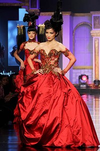 Raden Sirait Syukur Tiada Akhir, Bahagia Tiada Ujung. Jakarta Fashion & Food Festival 2012 at Ballroom Hotel Harris. Kelapa Gading. Jakarta. [Foto: Mohammad Abduh/Wolipop]