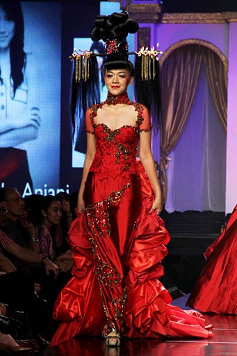 Raden Sirait Syukur Tiada Akhir, Bahagia Tiada Ujung. Jakarta Fashion & Food Festival 2012 at Ballroom Hotel Harris. Kelapa Gading. Jakarta. [Foto: Mohammad Abduh/Wolipop]