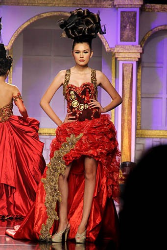 Raden Sirait Syukur Tiada Akhir, Bahagia Tiada Ujung. Jakarta Fashion & Food Festival 2012 at Ballroom Hotel Harris. Kelapa Gading. Jakarta. [Foto: Mohammad Abduh/Wolipop]