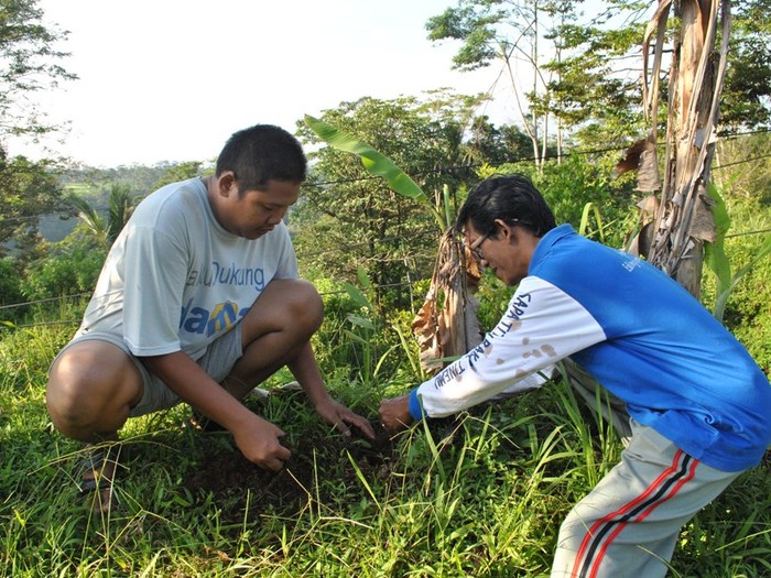 Aksi Tanam Pohon Keadilan Dukung Pembebasan Rosidi