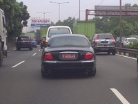 Mobil ini memang Jaguar keluaran lama. Di situs Samsat DKI Jakarta, mobil ini hanya dihargai Rp 257 jutaan. (Franky)