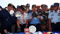 Ketua Basarnas Marsekal Madya Daryatmo menunjukkan black box Sukhoi yang berhasil ditemukan.