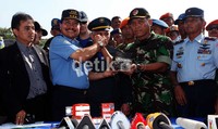 Ketua Tim SAR Gabungan Danrem 061 Surya Kencana Kolonel Infantri AM Putranto menyerahkan black box ke Ketua Basarnas Marsekal Madya Daryatmo.