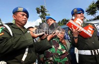 Anggota TNI menunjukkan black box (kiri) yang ditemukan.