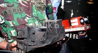 Berbeda dengan warna aslinya oranye, black box Sukhoi yang ditemukan di Gunung Salak, Jawa Barat, berwarna hitam. Black box tersebut gosong karena terbakar.