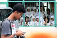 Rekonstruksi juga menyita perhatian sejumlah siswa.