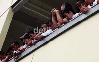 Rekontruksi menyita perhatian warga yang berada di sekitar rumah duka.