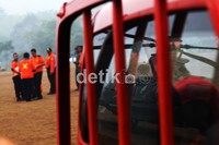 Tim SAR berkoordinasi terkait proses evakuasi, proses evakuasi hari ini terkendala cuaca buruk.