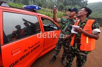 Petugas melakukan pengecekan data metereologi untuk kepentingan take-off dan landing helikoter Tim SAR.