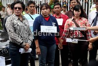 Irene Sophia Tupessy Kill Bill berkalung tersangka saat menjalani rekonstruksi di RSPAD Jakarta Pusat.