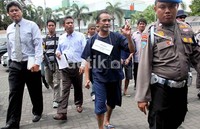 Selain polisi Brimob dan reserse bersenjata laras panjang, beberapa anggota TNI juga tampak berjaga di lokasi.