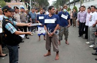 Dalam rekonstruksi ini, para tersangka kasus penyerangan di rumah duka RSPAD memperagakan 30 adegan.
