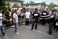 Para tersangka memperagakan adegan penyerangan. Tujuan digelarnya rekonstruksi ini adalah untuk memberikan dan meyakinkan hakim urutan kejadian secara detail.