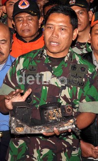 Ketua Tim SAR Gabungan Danrem 061 Surya Kencana Kolonel Infantri AM Putranto menunjukkan black box yang ditemukan dalam konferensi pers di Pos Pusat Evakuasi Balai Embrio Ternak Kementerian Pertanian, Desa Cipelang, Kecamatan Cijeruk, Kabupaten Bogor, Jawa Barat, Selasa (15/5/2012).