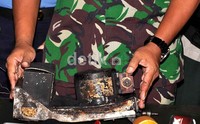 Berbeda dengan warna aslinya oranye, Black Box Sukhoi Superjet 100 yang ditemukan di Gunung Salak, Jawa Barat, berwarna hitam. Black box tersebut gosong karena terbakar.