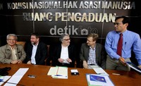 (Ka-ki) Sekum PGI Pdt Gomar Gultom, Sekretaris Eksekutif JPIC UEM Jochen Motle, Anggota Parlemen Jerman dari Partai Sosial Demokrat Christoff Straesser, UN Human Right Dr Theo Rathberger, Anggota Komnas HAM Johny Nelson Simanjuntak. Jerman mengkritik persoalan Ahmadiyah, Papua hingga penegakan hukum yang lemah di Indonesia.
