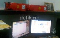 Dalam laboratorium ada dua alat baca yang sesuai dengan jenis black box yang terdiri dari pembaca flight data recorder (FDR) dan pembaca cockpit voice recorder (CVR). Sukma Indah Permana/detikNews.