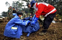Tim SAR berhasil menemukan jasad yang diduga pramugari Sukhoi, Selasa (15/5/2012). Reuters/Jefri Tarigan.