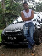 Dwi Sasono & Honda City Hitam