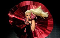 Saat topengnya dibuka, Gaga yang menyanyikan lagu Marry the Night itu terlihat mengenakan lipstik biru berglitter. Dave J Hogan/Getty Images.