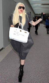 Gaga dengan kostum satelitnya. Getty Images.