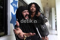 Daus diangkat Limbad di RCTI Jakarta Barat, Senin (13/5/2012). Gus Mun/detikhot