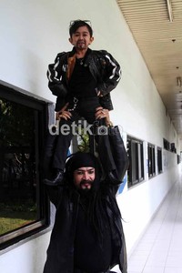 Limbat terlihat mengangkat Daus Mini. Gus Mun/detikhot