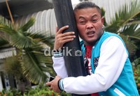 Gaya Sule memeluk tiang. Gus Mun/detikcom.