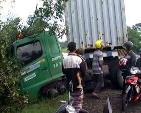 Sopir Mabuk, Tronton Cium Pohon Asam