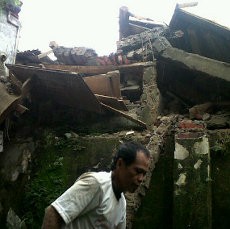 Rumah Renovasi Ambruk di Pasirkoja, 2 Pekerja Nyaris Tertimbun