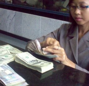 Dolar Menguat ke Rp 9.330