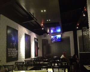 Mengenal Serba-serbi Alkohol di Alcoholics Bar & Grill
