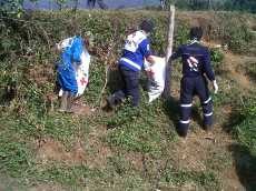 Anggota TNI, PMI & Warga Kompak Bersih-Bersih Helipad