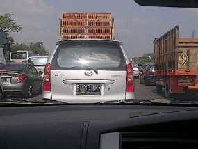 Lalin Jakarta ke Bandung Tersendat di Rest Area Tol Cikampek KM 57