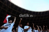 Mereka berdoa untuk kebangkitan Indonesia.
