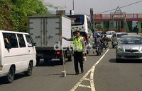 Meski arus lalu lintas sudah kembali diberlakukan dua arah, jalur Jakarta-Puncak macet mulai KM 43. Iptu. Edwin