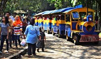 Liburan panjang Kenaikan Isa-Almasih tahun ini dimanfaatkan warga Jakarta untuk berlibur di Kebun Binatang Rangunan.