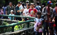 Dengan harga tiket masuk Rp 4.500 per orang, sudah termasuk asuransi kecelakaan, pengunjung dapat menyaksikan ratusan spesies binatang yang dimiliki KBR.