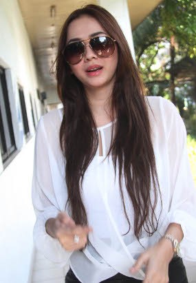 Aura Kasih: Fashion Lady Gaga Agak Absurd