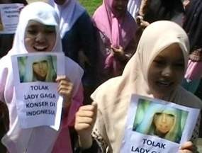 Santriwati Situbondo Tolak Konser Lady Gaga