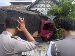 Hindari Avanza, Truk Tabrak 3 Rumah