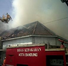 Api Lumat Toko Bahan Bangunan dan Gudang Kimia di Kosambi