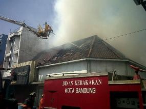 Api Lumat Toko Bahan Bangunan dan Gudang Kimia di Kosambi