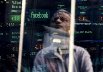Dengan nilai perusahaan sebesar US$ 104 miliar, Facebook mengalahkan Starbucks Corp dan Gabungan Hewlett-Packard. Hal ini memicu spekulasi soal berapa tinggi nilai Facebook akan naik, terutama saat sahamnya mulai diperjualbelikan hari ini.