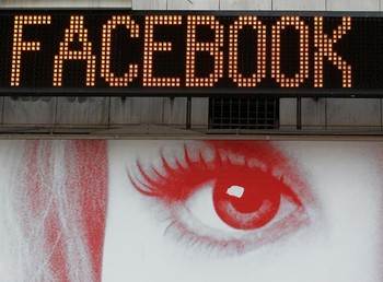 Facebook membanderol penawaran harga saham mereka pada harga US$ 38 lembar saham pada hari Kamis, atau harga tertinggi dari rentang US$ 35-US$38 per saham. Harganya bisa naik saat saham mulai diperjualbelikan dengan kode perdagangan FB di Nasdaq.
