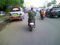 Bapak yang satu ini tidak mengenakan helm. (Ikhsan Nurrochiem)