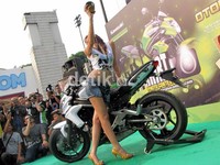 Seorang model basah-basahan dengan Kawasaki ER-6n. (M Luthfi Andika/detikOto).